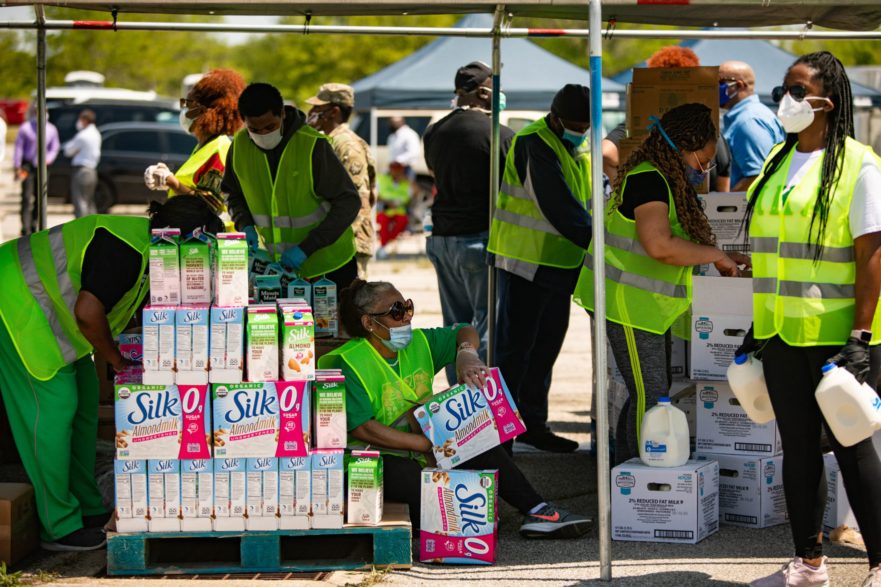 St. Louis region holds largest food distribution for thousands in need